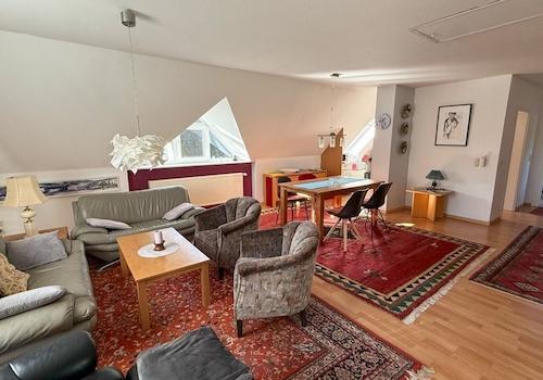 Wohnzimmer im Dachgeschoss der Wohneinheit