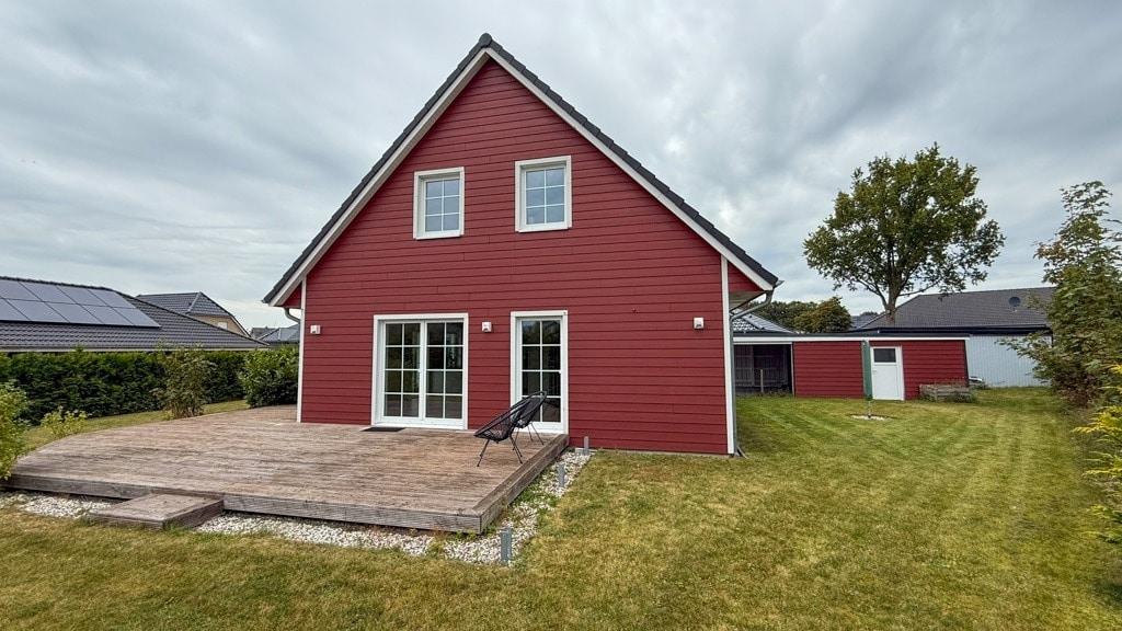 Gartenansicht mit Holzterrasse