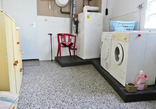 Durchgangsraum und HWR im EG