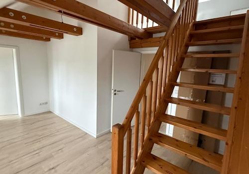 Wohnzimmer mit Aufgang zur EBK