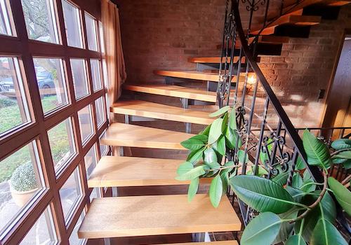 Holztreppe nach oben