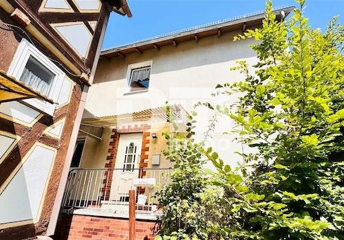 Frontansicht Haus massiv