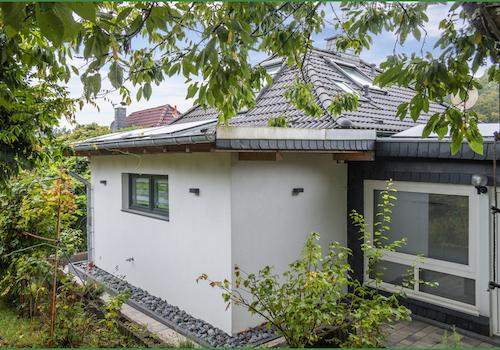 Seitenansicht vom Garten aus