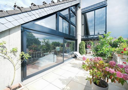 seitliche Dachterrasse