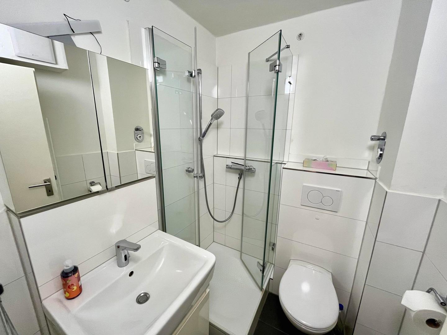 Modernes Duschbad-WC