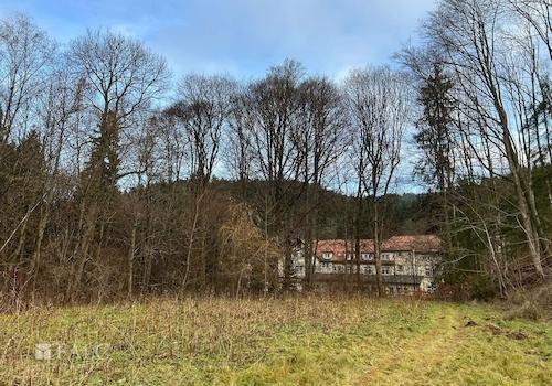 Grundstück mit Hotel im Hintergrund