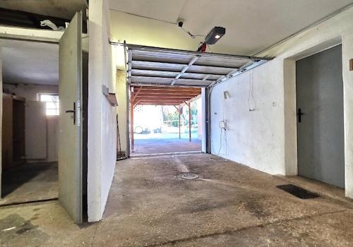 Garage mit Sektionaltor