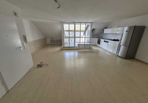 Gesamtblick Wohnzimmer auf Terrasse und EBK