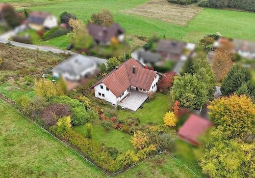 Traumgarten mit vielen Bäumen und Sträuchern