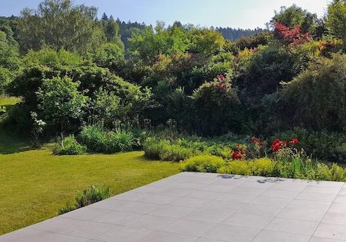 Terrasse und Garten im Sommer