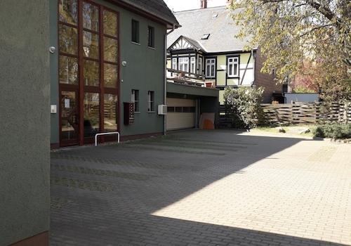 Hof mit Stellplätzen