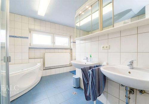 Großzügiges Tageslicht-Bad 