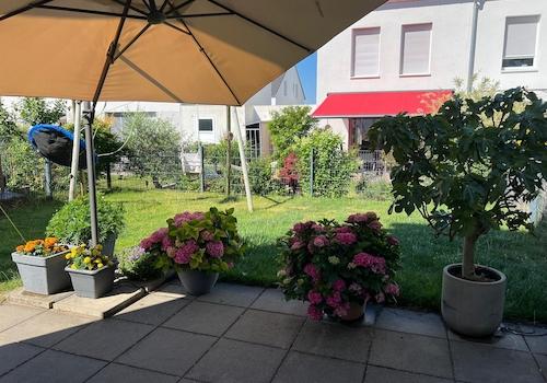 sonniger Garten &  Terrasse