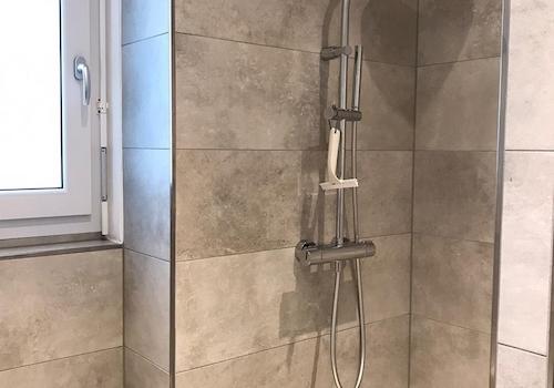 bodenbündige Dusche im Bad DG