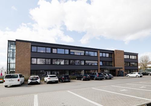 Ansicht Parkplatz - Haupteingang Office