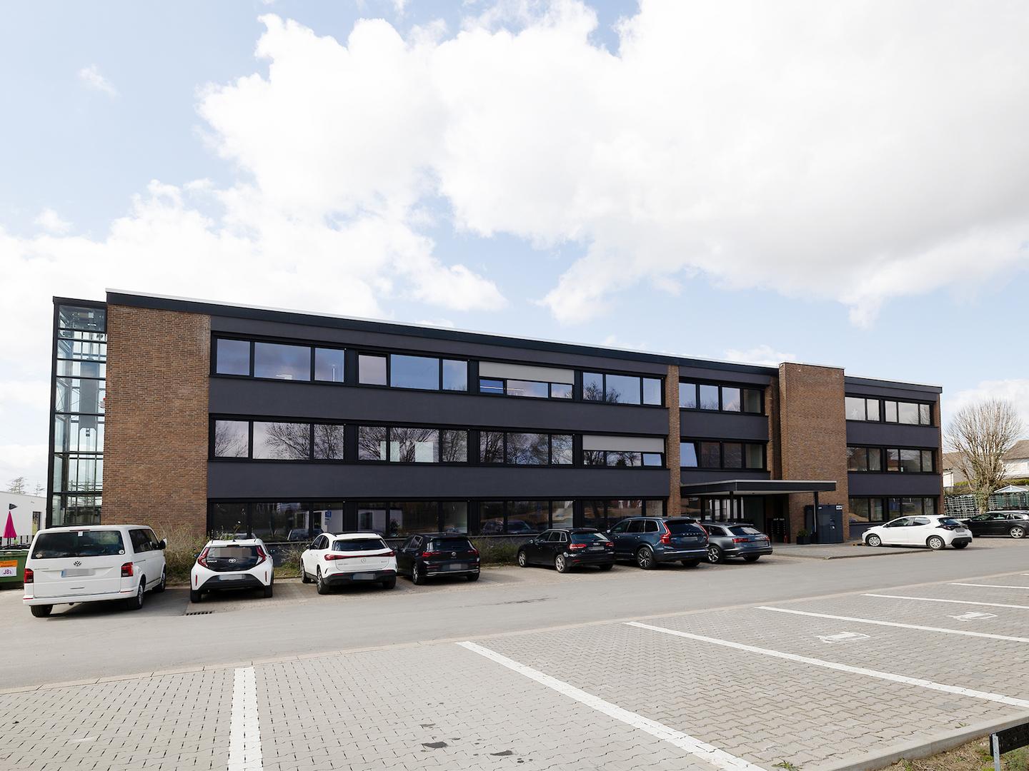 Ansicht Parkplatz - Haupteingang Office