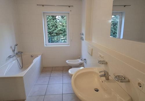 erstes Badezimmer EG