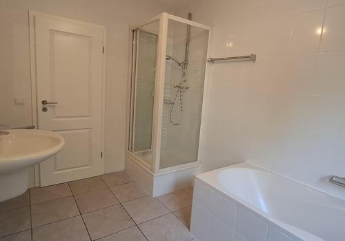 zweites Badezimmer EG