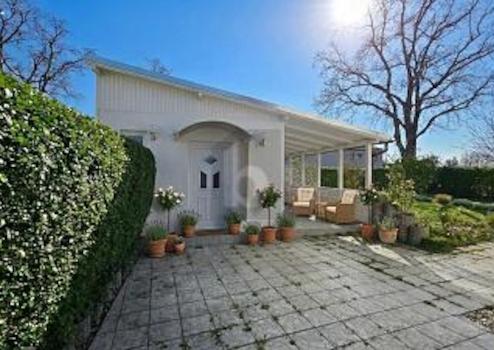 FAMILIENECKHAUS MIT IDYLLISCHEN GARTEN