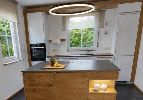 Moderne Küche mit Kochinsel