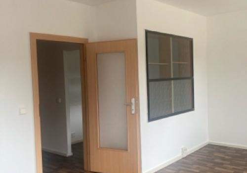 Wohnzimmer mit Blick auf Durchreiche