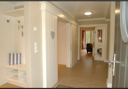 Links Garderobe + rechts WC