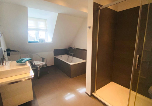1. Bad en Suite mit Badewanne