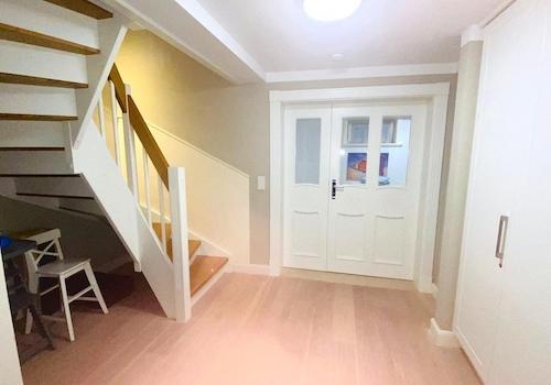 Flur im UG mit Einbauschränken