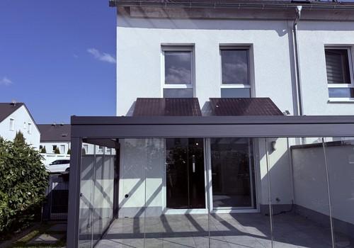 Garten -Blick auf Wintergarten