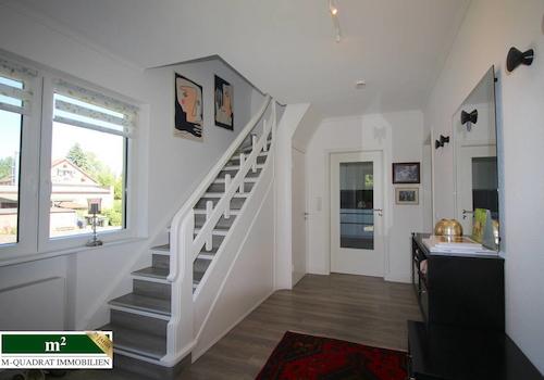 Eingangsbereich und EG-Flur mit DG-Treppe