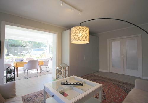 Wohnzimmer mit Wintergarten- u. Schlafzimmerzugang