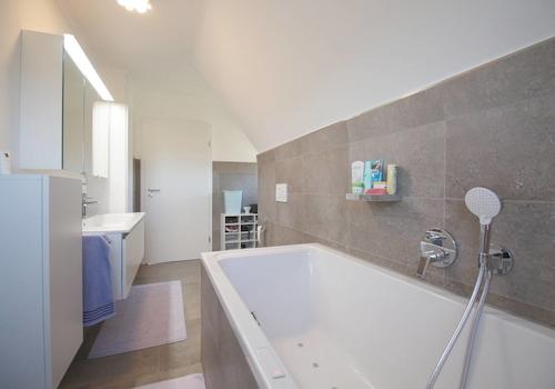 Badezimmer DG aus Wannenperspektive