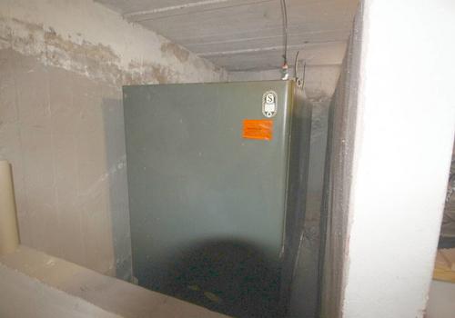 3.000 Liter fassender Erdöltank Keller