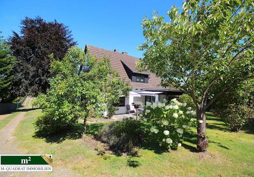 Gartenperspektive auf EFH und großzügige Zufahrt