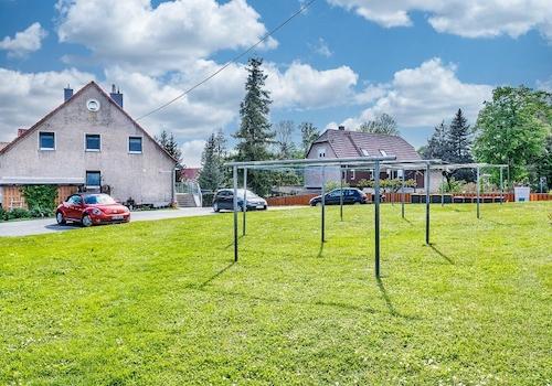 Hausansicht vom Parkplatz mit Wäschewiese