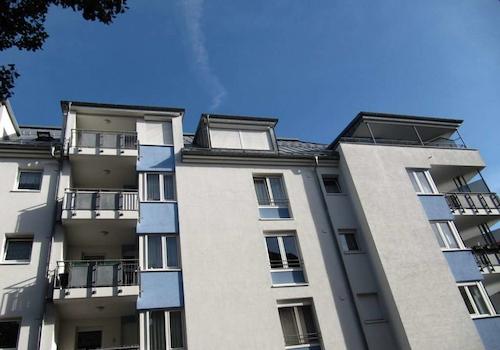 Hausansicht mit Balkonen