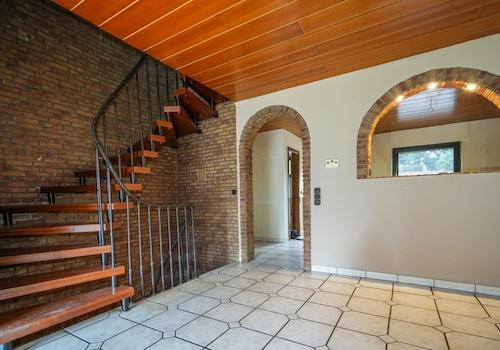 Wohnzimmer mit Geschosstreppe