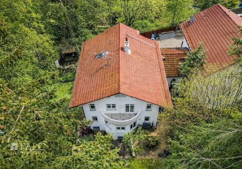 Drohnenaufnahme Gebäude mit Balkon