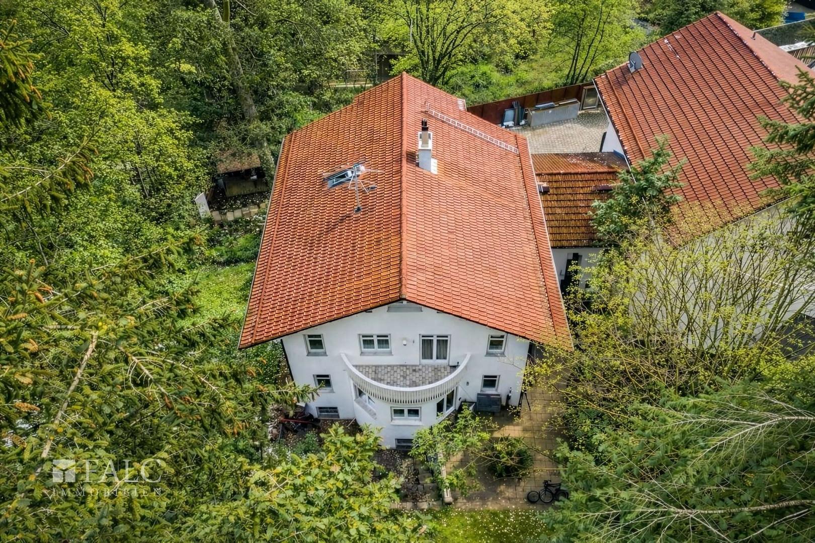 Drohnenaufnahme Gebäude mit Balkon