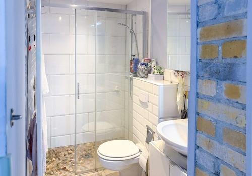 GästeWC mit ebenerdiger Dusche