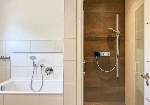 Mit Dusche und Wanne