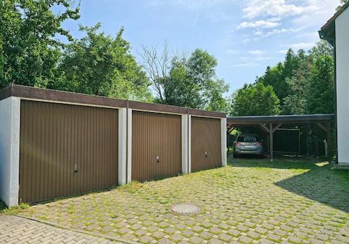 3 Garagen und 2 Stellplätze