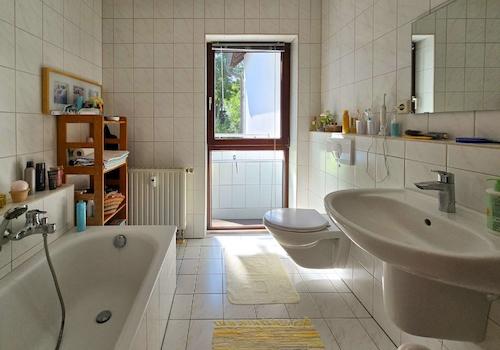 Obergeschoss Badezimmer 1