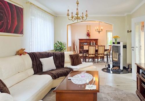 Geräumiges Wohnzimmer