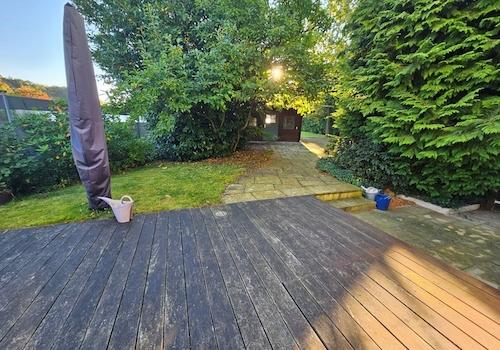 Terrasse mit Blick in den Garten