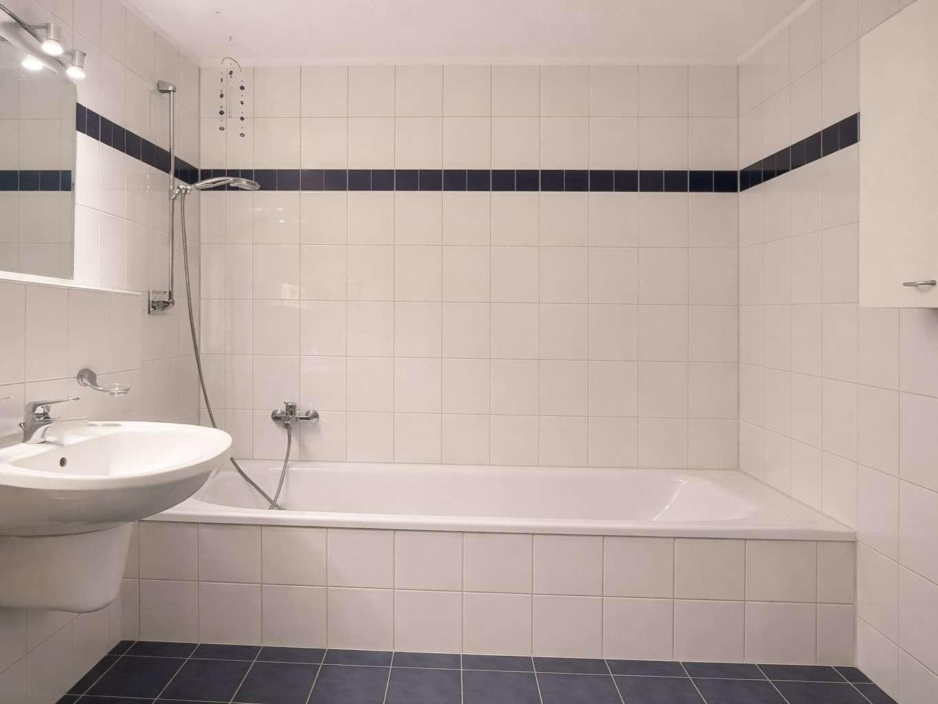 Badezimmer mit Badewanne