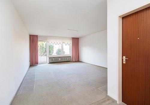 Großzügiger Wohnbereich mit Balkonzugang