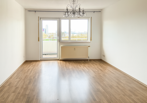 Wohnzimmer mit Balkonzugang (dig. beräumt)