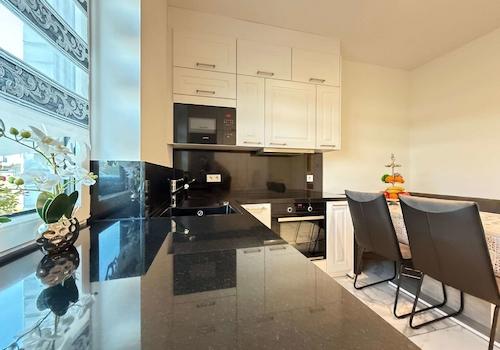 Küche mit Granitplatte