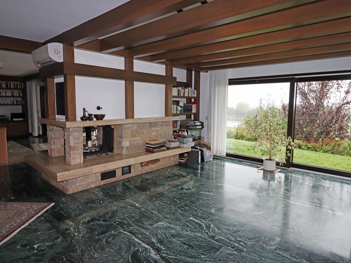 Blick auf den Kaminofen im Wohnbereich